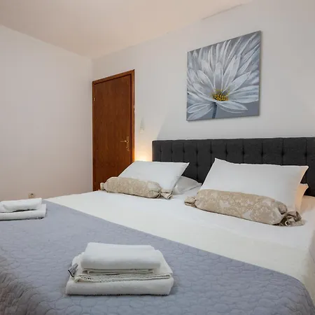 Piazza Square Centre Apartmán *