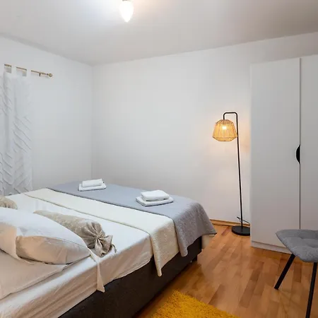 Piazza Square Centre Split