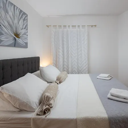 Piazza Square Centre Apartmán