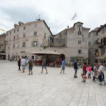 Piazza Square Centre Apartmán