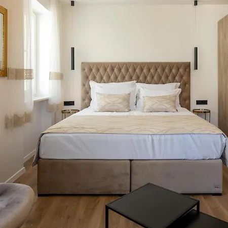 Piazza Square Centre Split