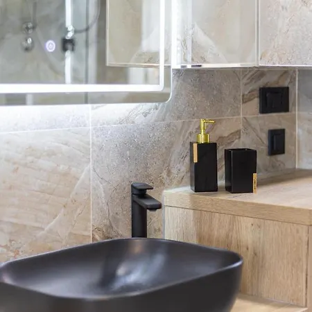 Piazza Square Centre Split