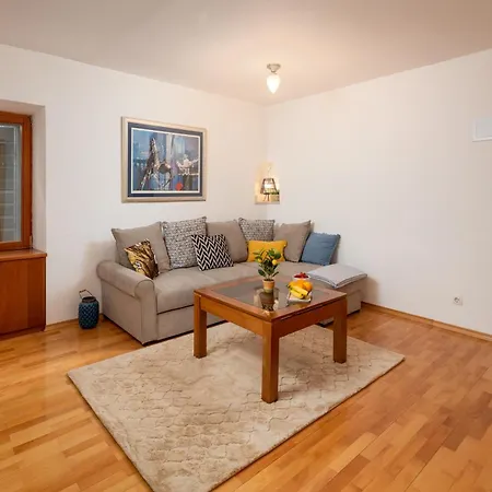 Piazza Square Centre *