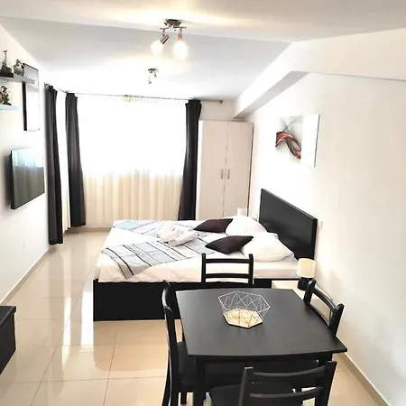 Piazza Square Centre *