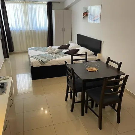 Piazza Square Centre Split