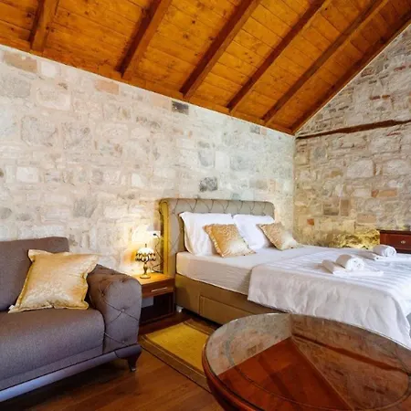 Piazza Square City Top Centre Apartment Split