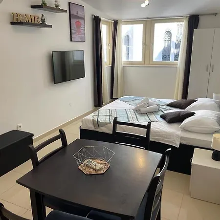 Piazza Square City Top Centre Apartment Split
