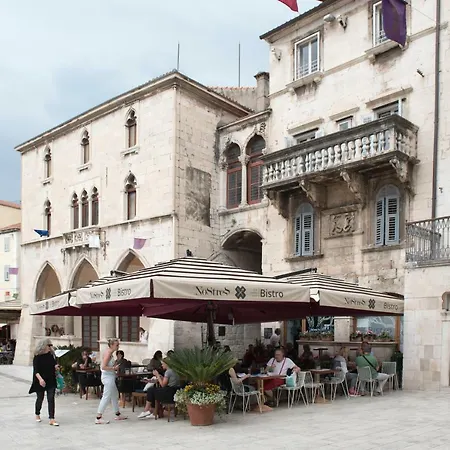 Piazza Square City Top Centre *